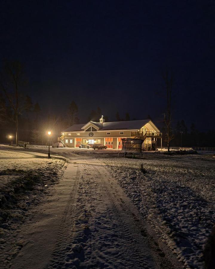 Villa Mysig Laegenhet Med Oeppen Planloesning Pa Haestgard. Ljung Exterior foto